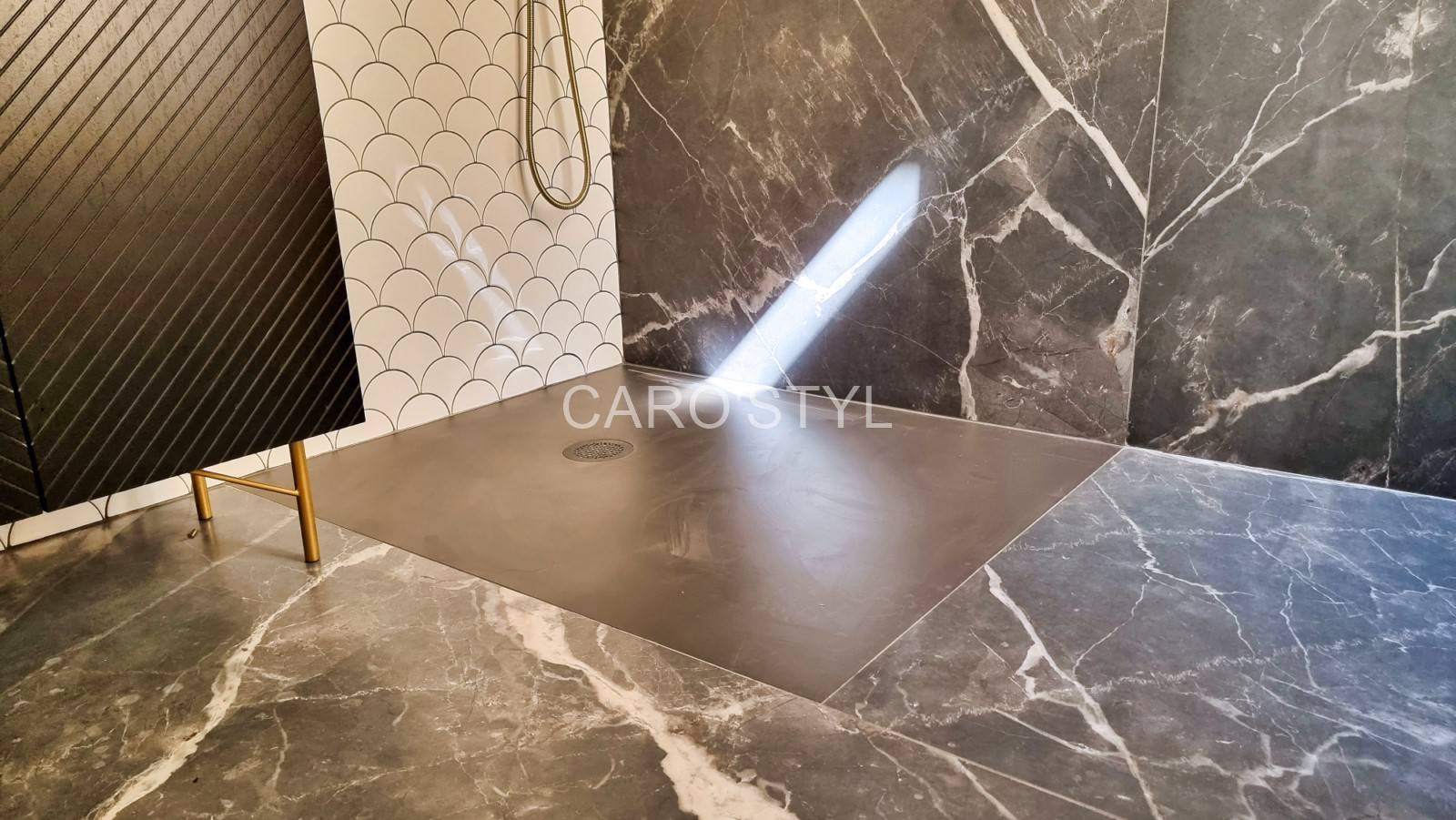 Grandes plaques marbrées pour salle de bain dans le Var