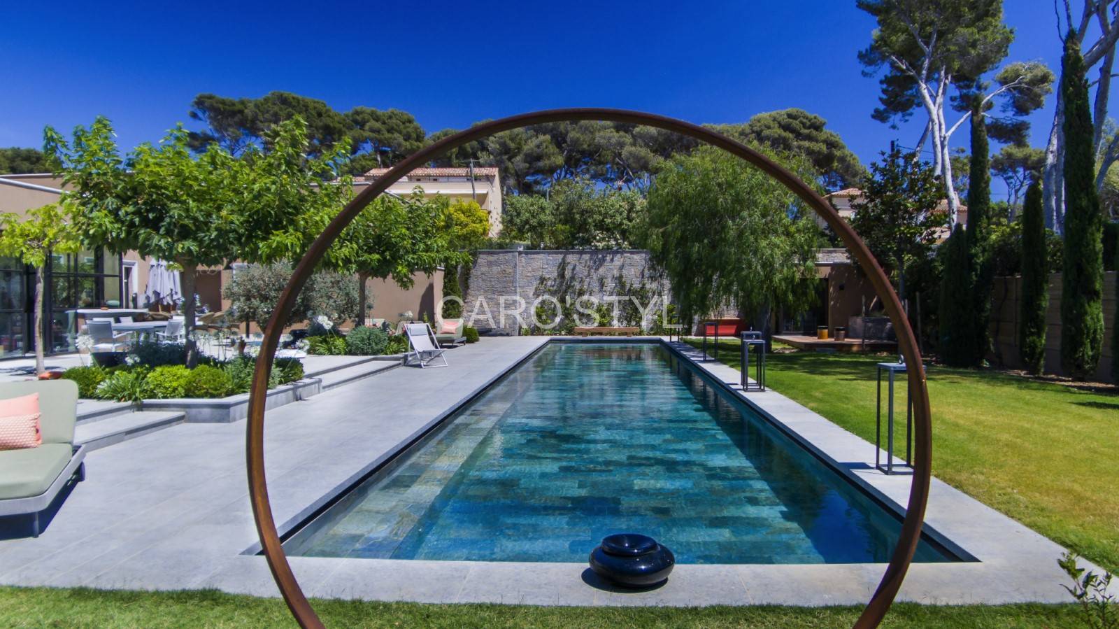 Margelle de piscine gris clair en barcelone grise et dallage au Lavandou