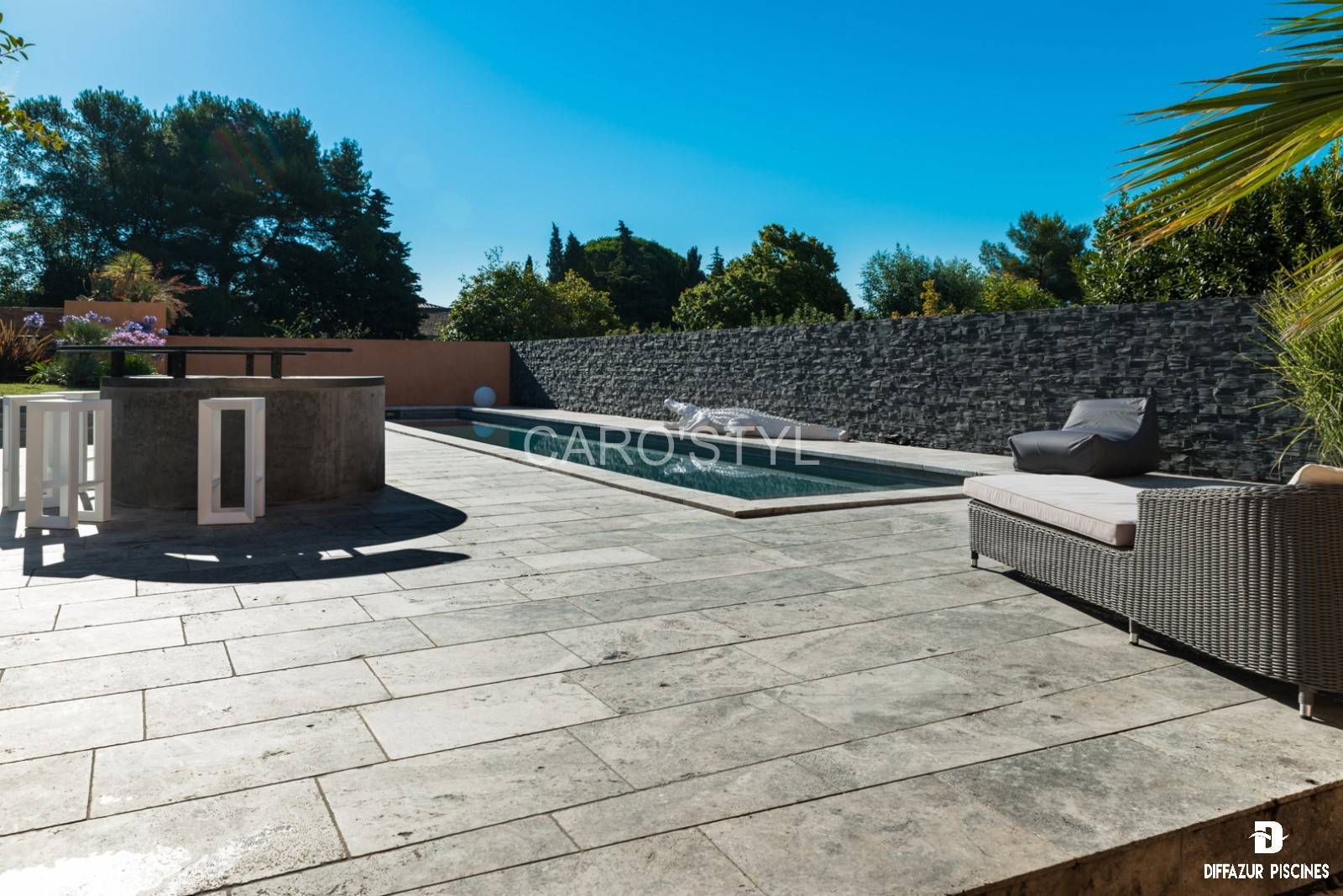 Travertin antidérapant pour votre piscine à Toulon