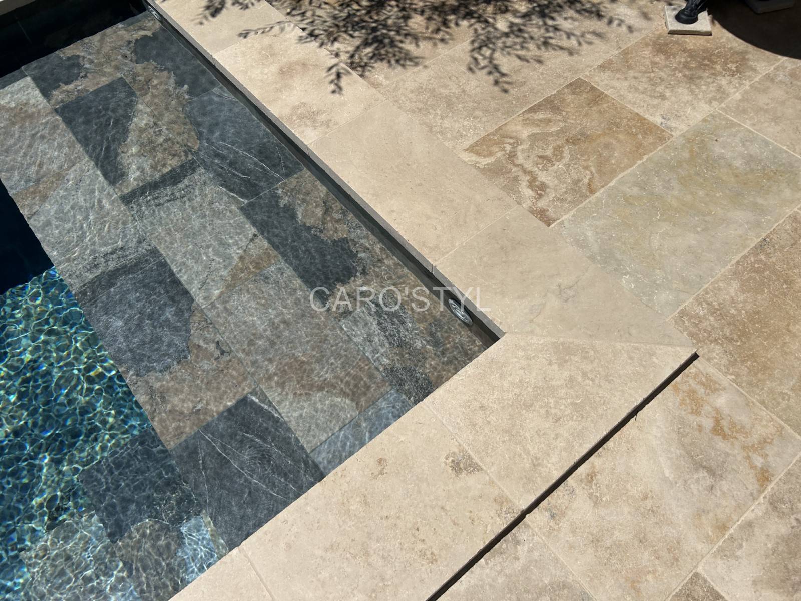 Une margelle au style épuré en travertin beige épaisseur 5 cm chant droit à Toulon