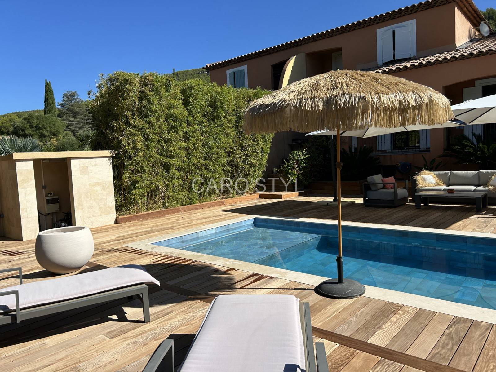 pose carrelage piscine Bleu Bora grand format 25x46 faible joint design moderne