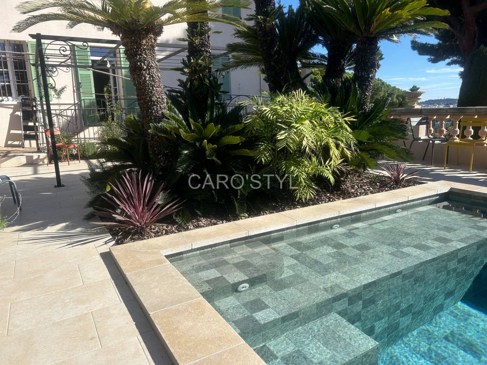 Piscine de villa à Saint-Tropez : Carrelage vert Bali, format 30x60 cm, résistance aux intempéries, ambiance tropicale et élégante.