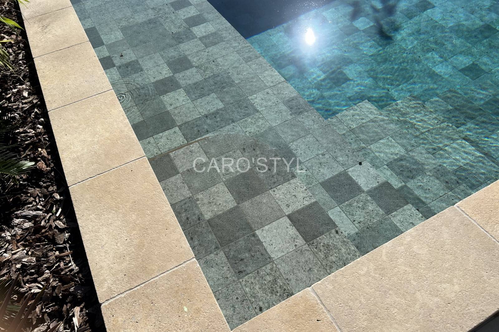 Piscine à Marseille : Pierre Green Sukabumi, format 30x60 cm, résistance aux UV, texture mate, facile d’entretien.