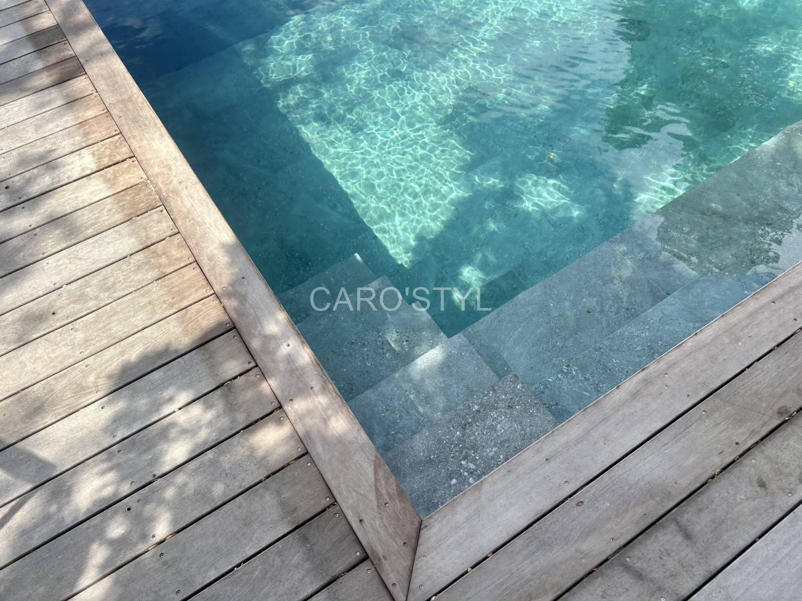 Carrelage de piscine en grès cérame format 31x63cm dans le VAR 