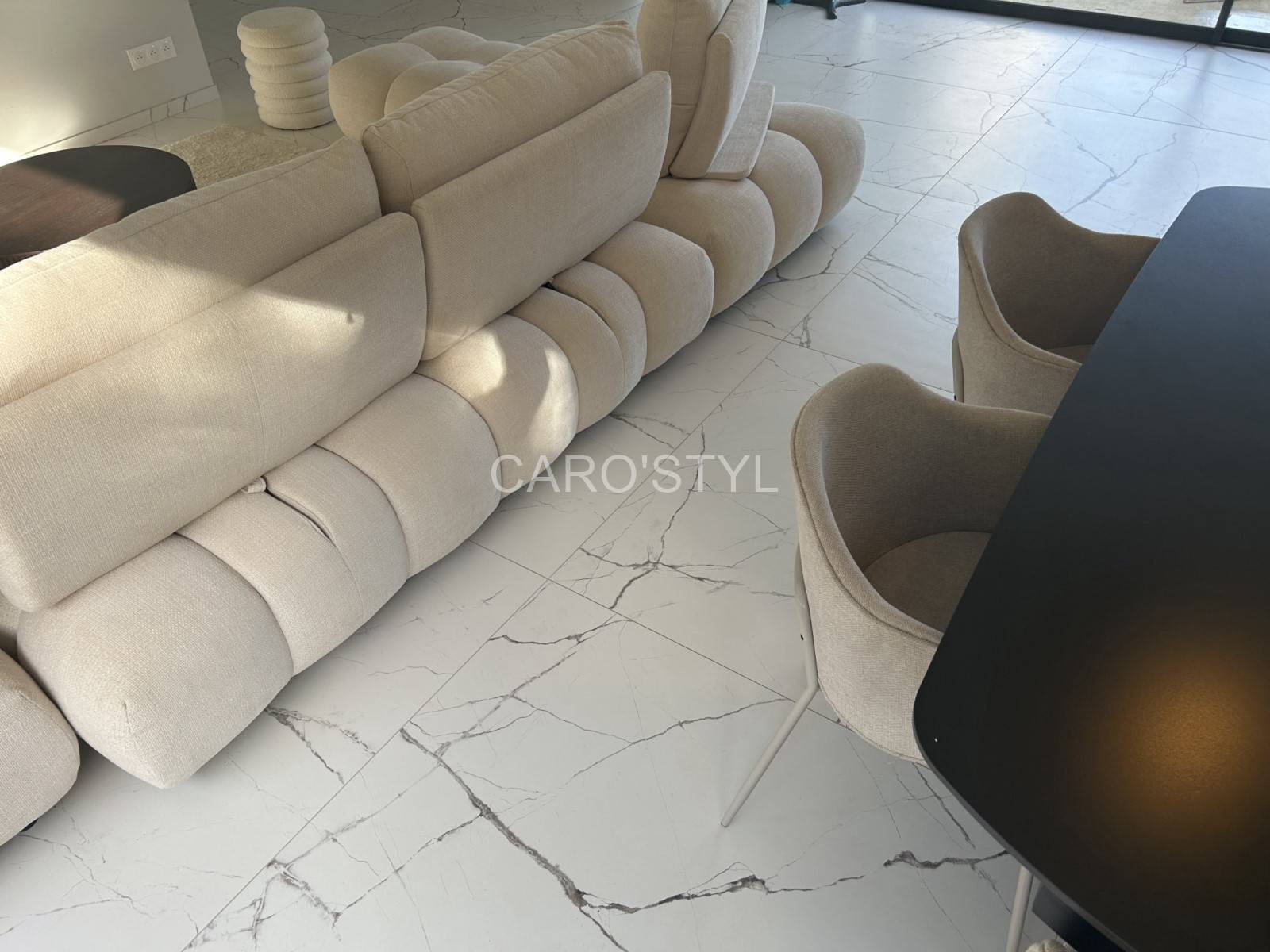 Salon spacieux à Toulouse : Carrelage Breccia Brown, blanc avec veinages bruns, finition mate, rendu sobre et intemporel.