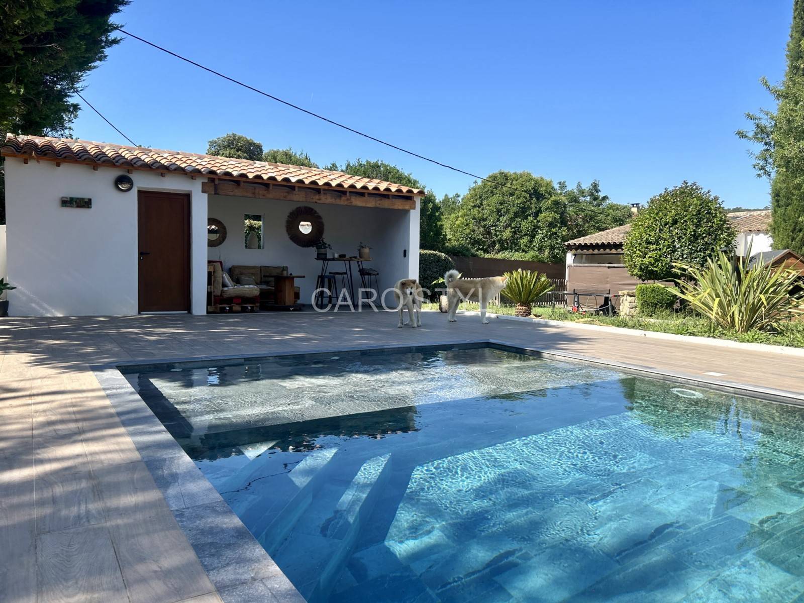 Plage de piscine en grès cérame inspiration bois dans le 83 