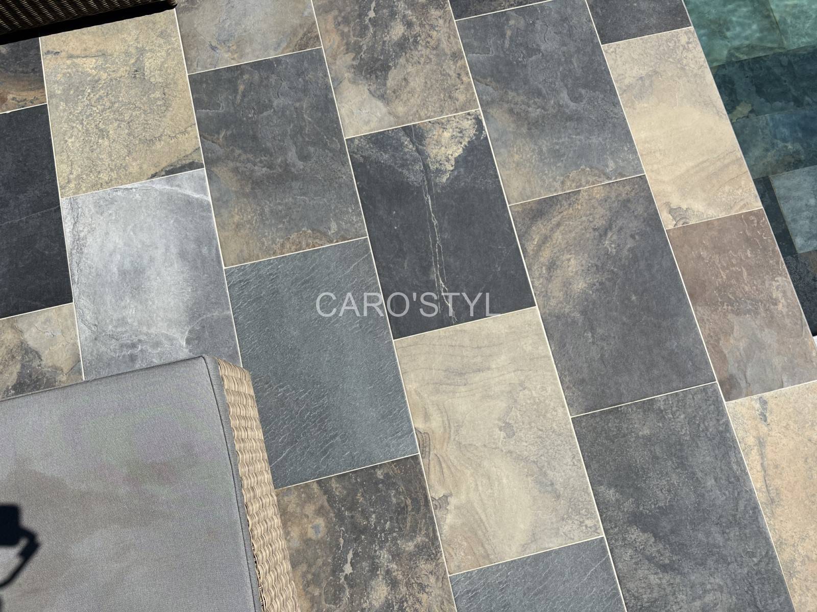 Zoom sur la texture sécurisante du carrelage Bali antidérapant, idéal pour sécuriser les abords de piscine tout en conservant un rendu naturel.