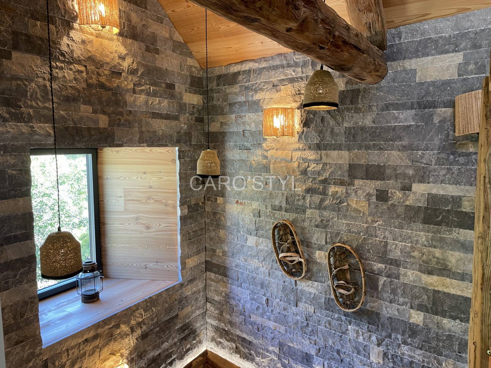 Pierre murale éclatée style brut, parfaite pour un mur de salon à Lyon ou dans le Rhône.