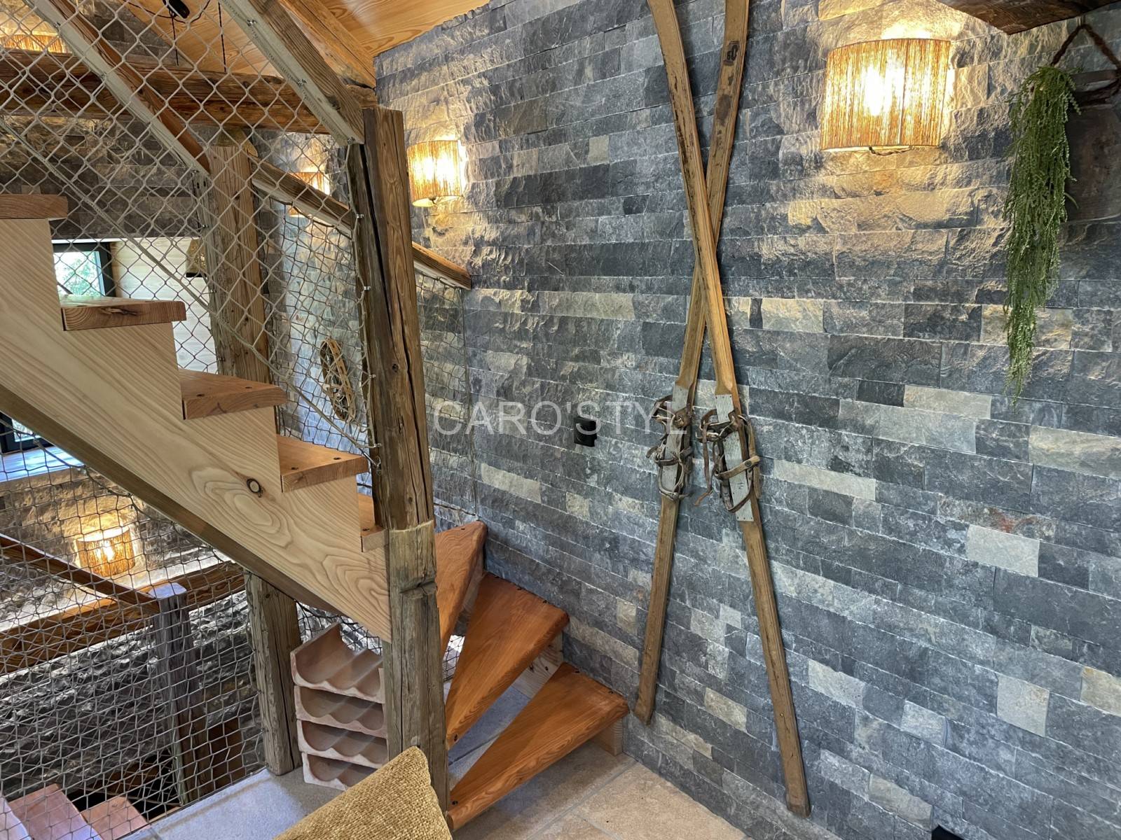 Parement mural rustique, 3 hauteurs, rendu naturel typique des maisons en pierre du Périgord.