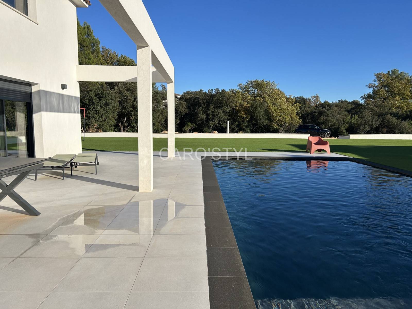 Pose de margelle en pierre naturelle noire finition flammée dans une villa contemporaine à Sanary-sur-Mer
