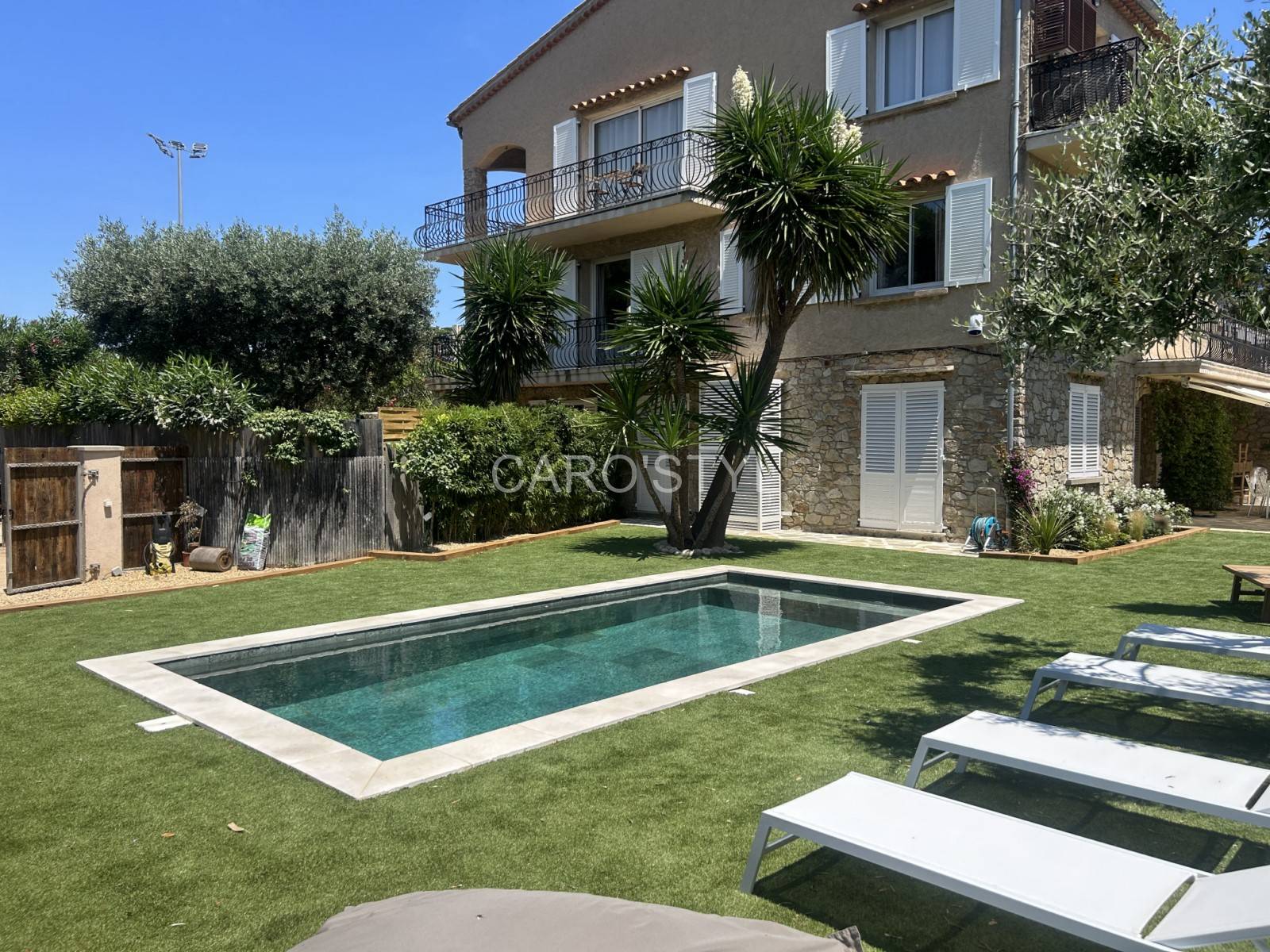 Piscine avec margelle en pierre calcaire à La Farlède