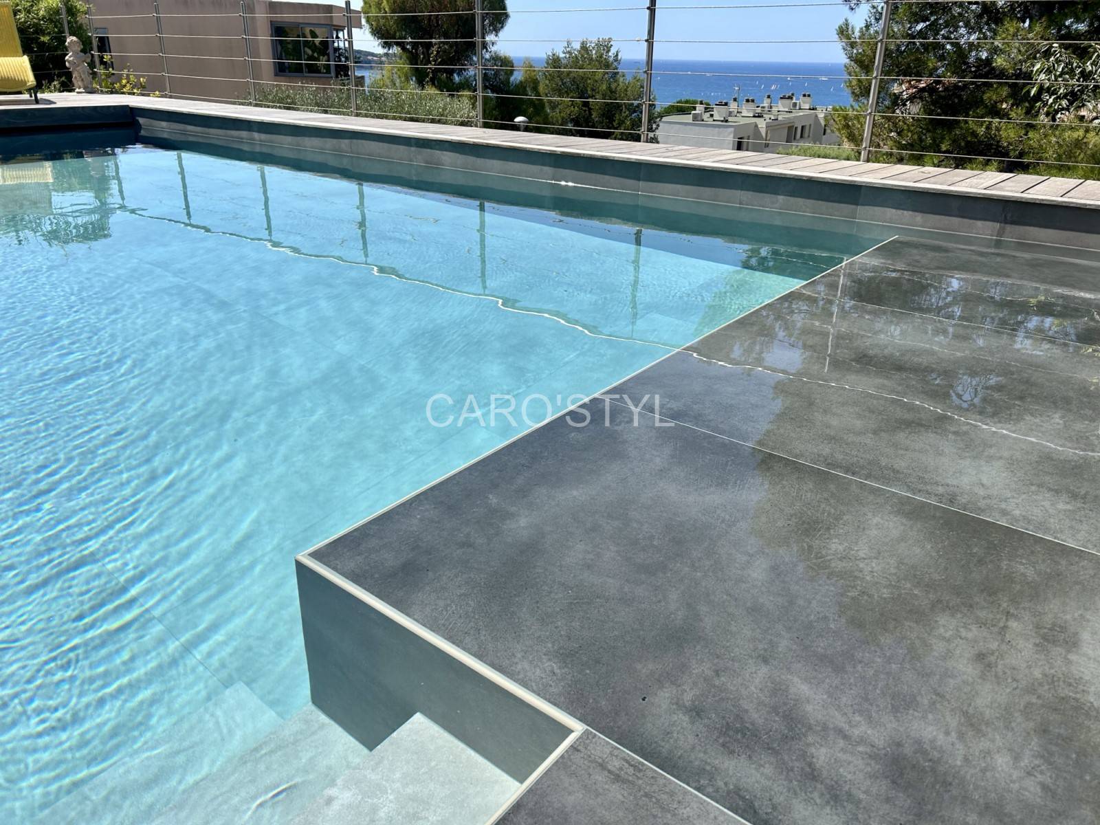 Carreaux gris en grès cérame pour bassin extérieur brut dans le 83