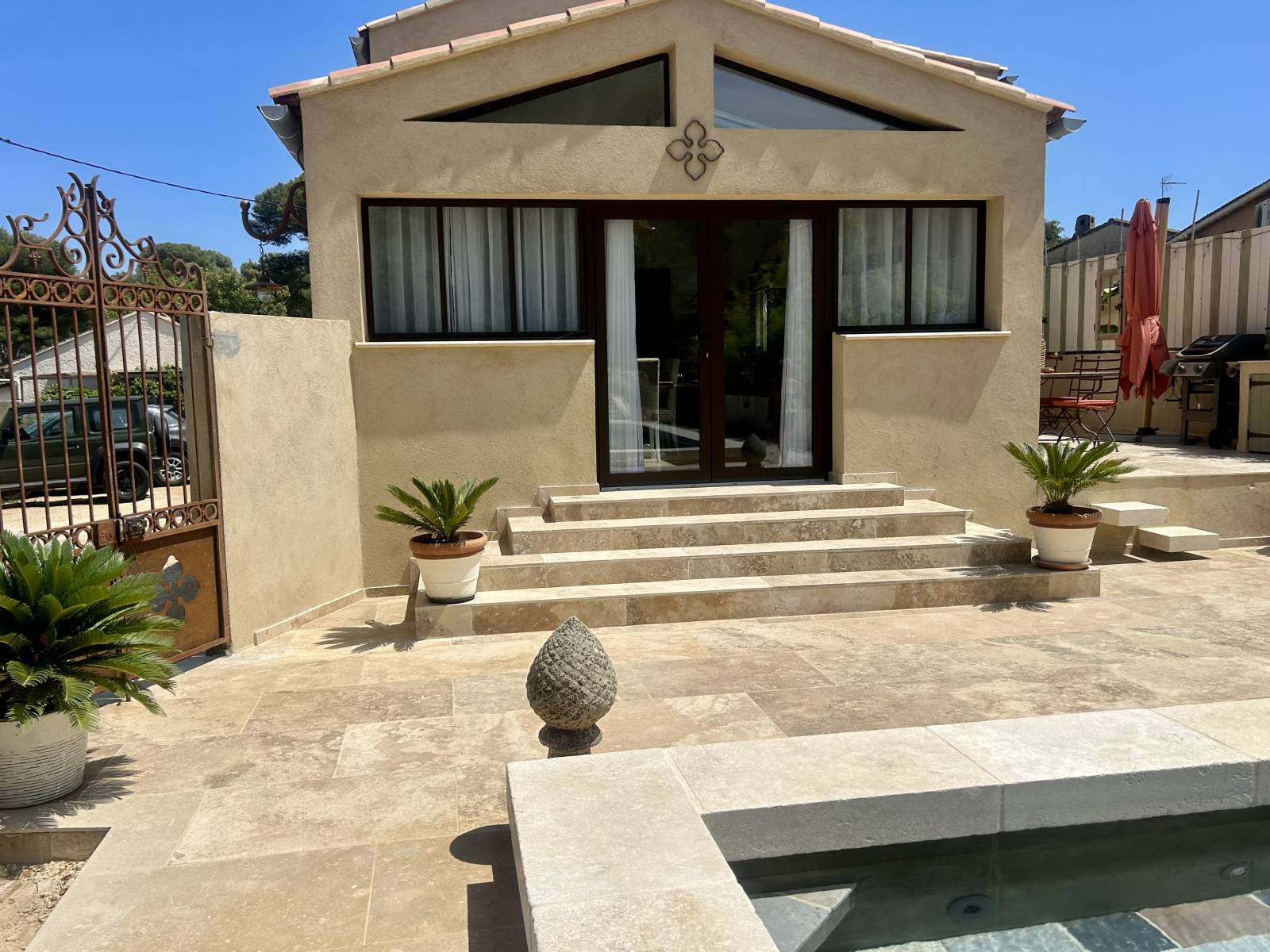 Plage de terrasse en travertin beige mix color dans le 83 