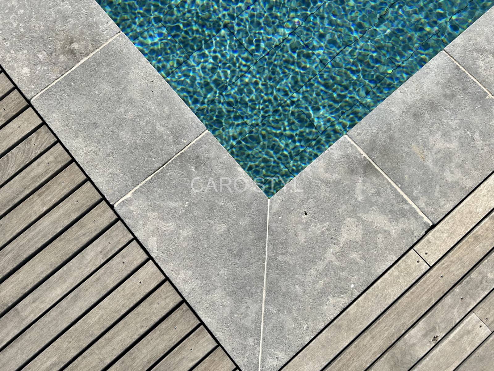 Ambiance moderne avec la pierre naturelle Sangis Grise à Lyon