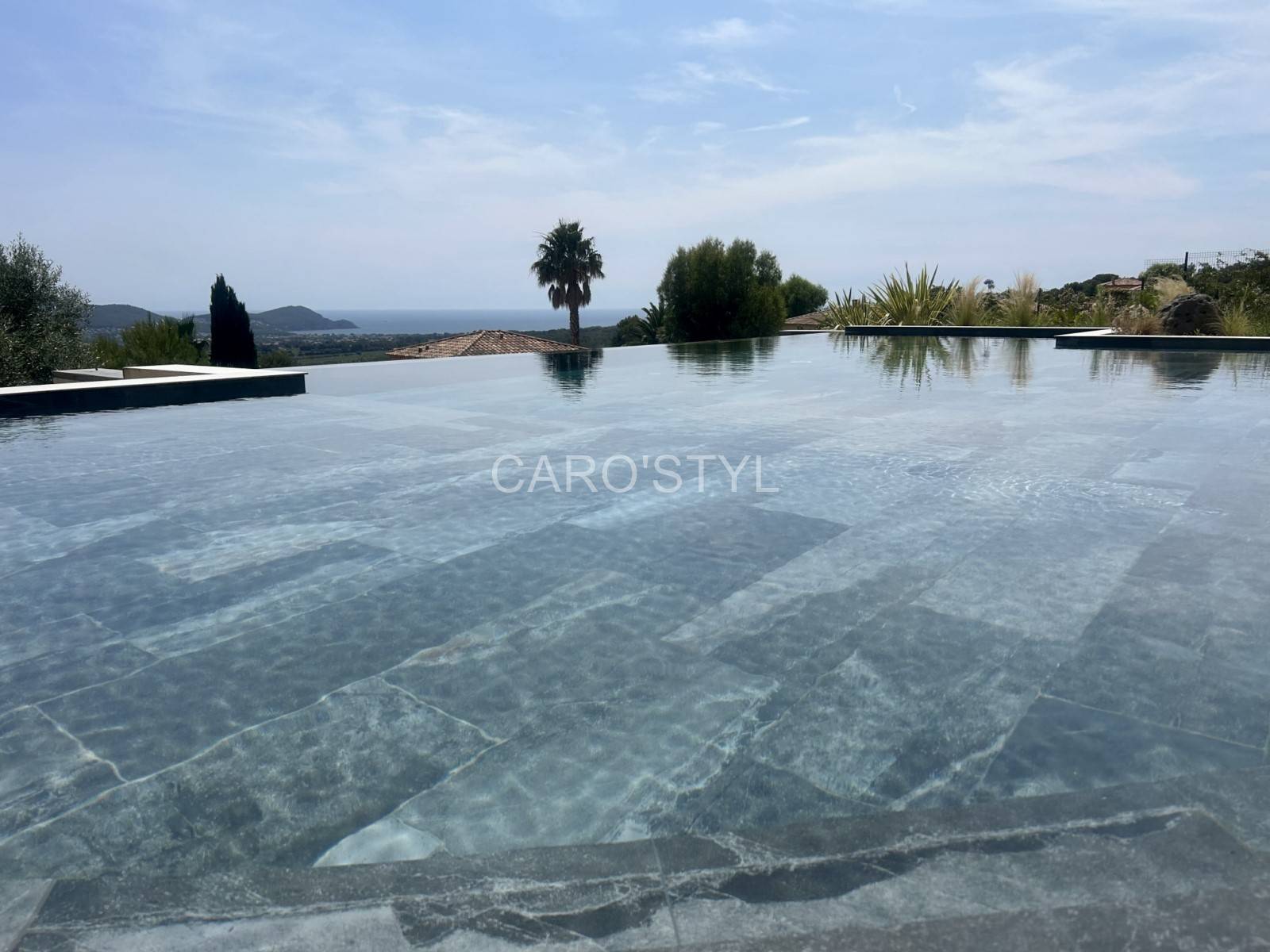 Piscine naturelle avec le carrelage Java Green à Nice 
