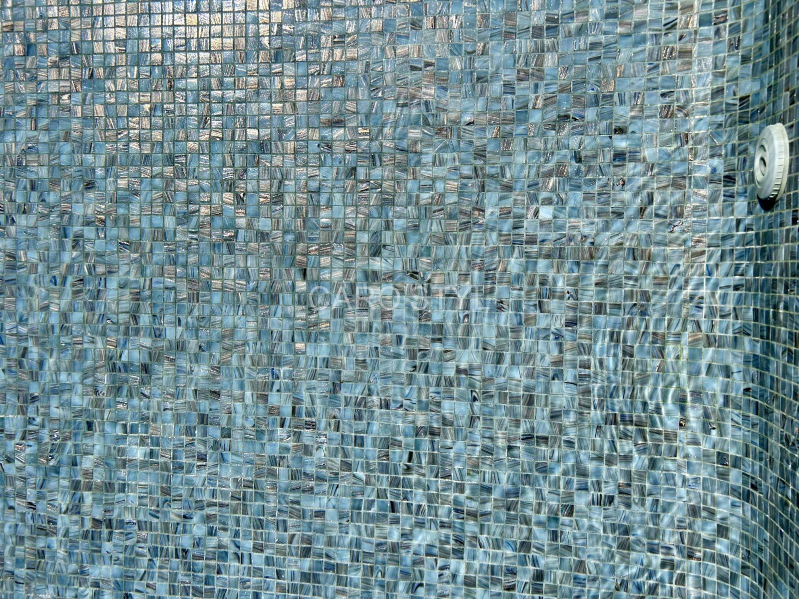 Mosaïque Azurite pour une piscine à l'eau cristalline dans le 83