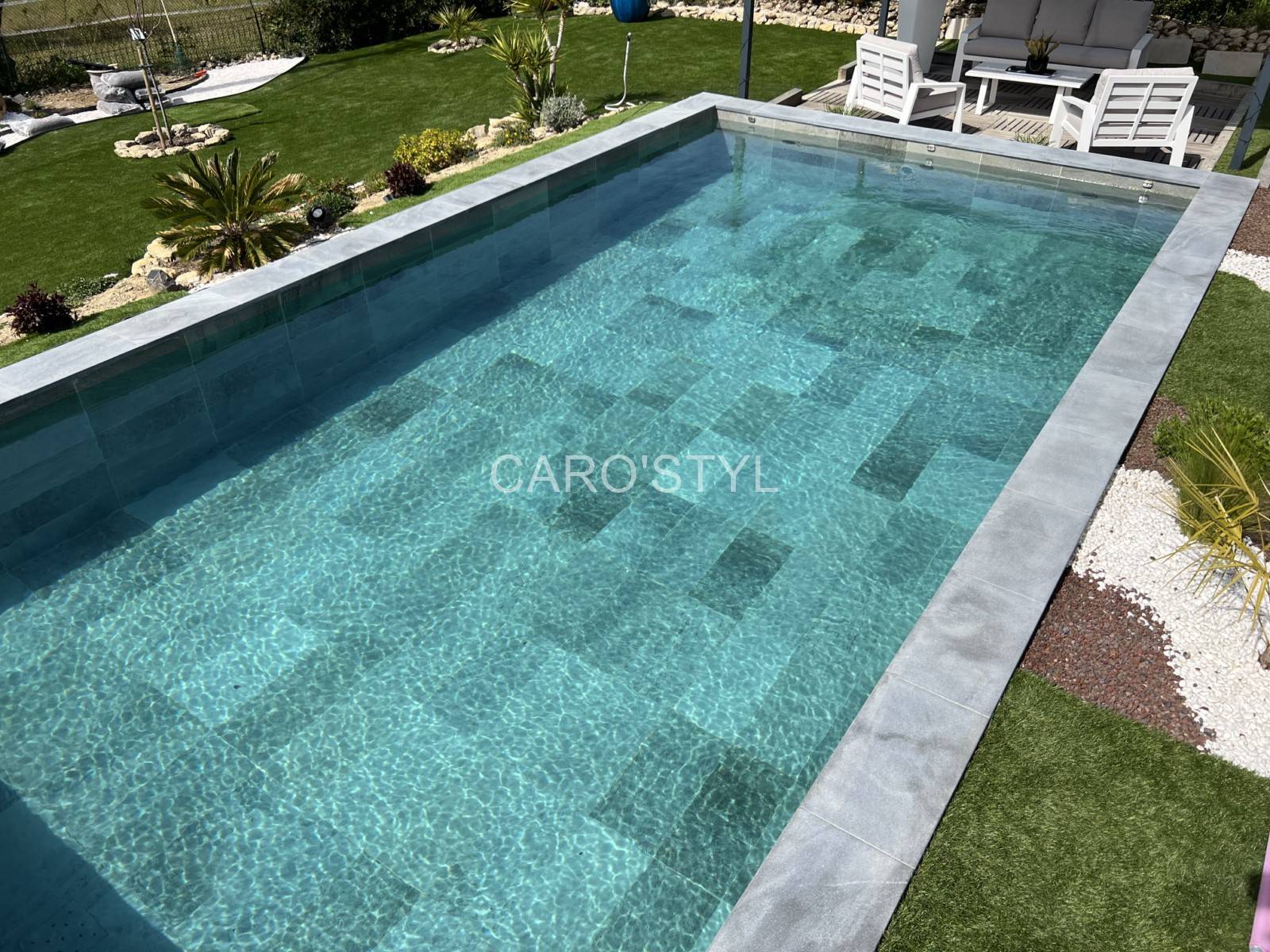 Carrelage de piscine gris chez Caro’styl à la Seyne-sur-Mer et Hyères