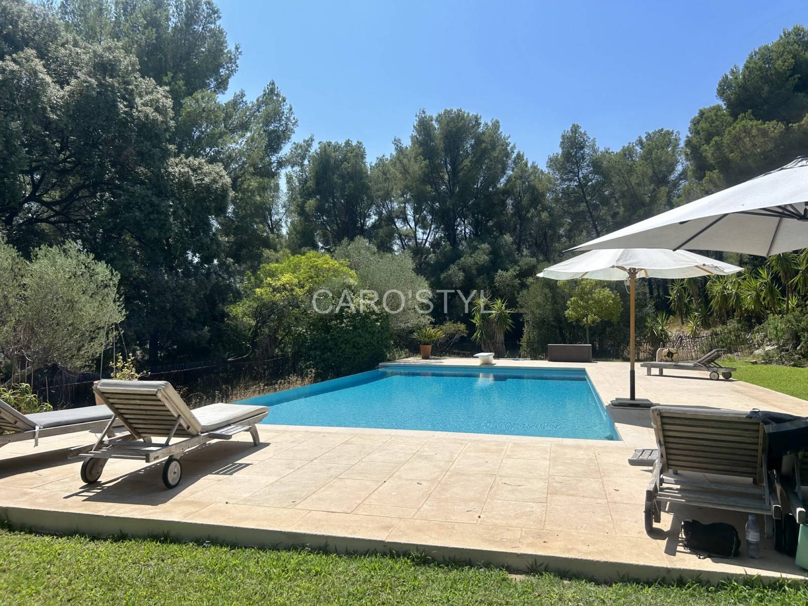 Décoration de piscine en pierre de Bourgogne claire dans le VAR