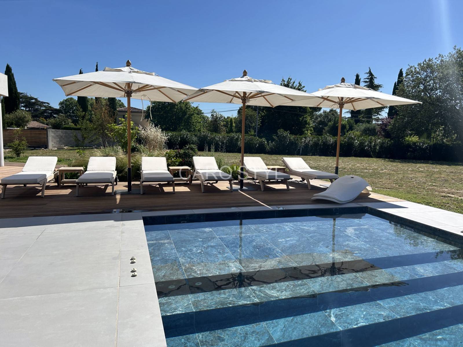 pose de dalles 120x60 Pameza Lux Kionia Azzurro sur plage de piscine haut de gamme