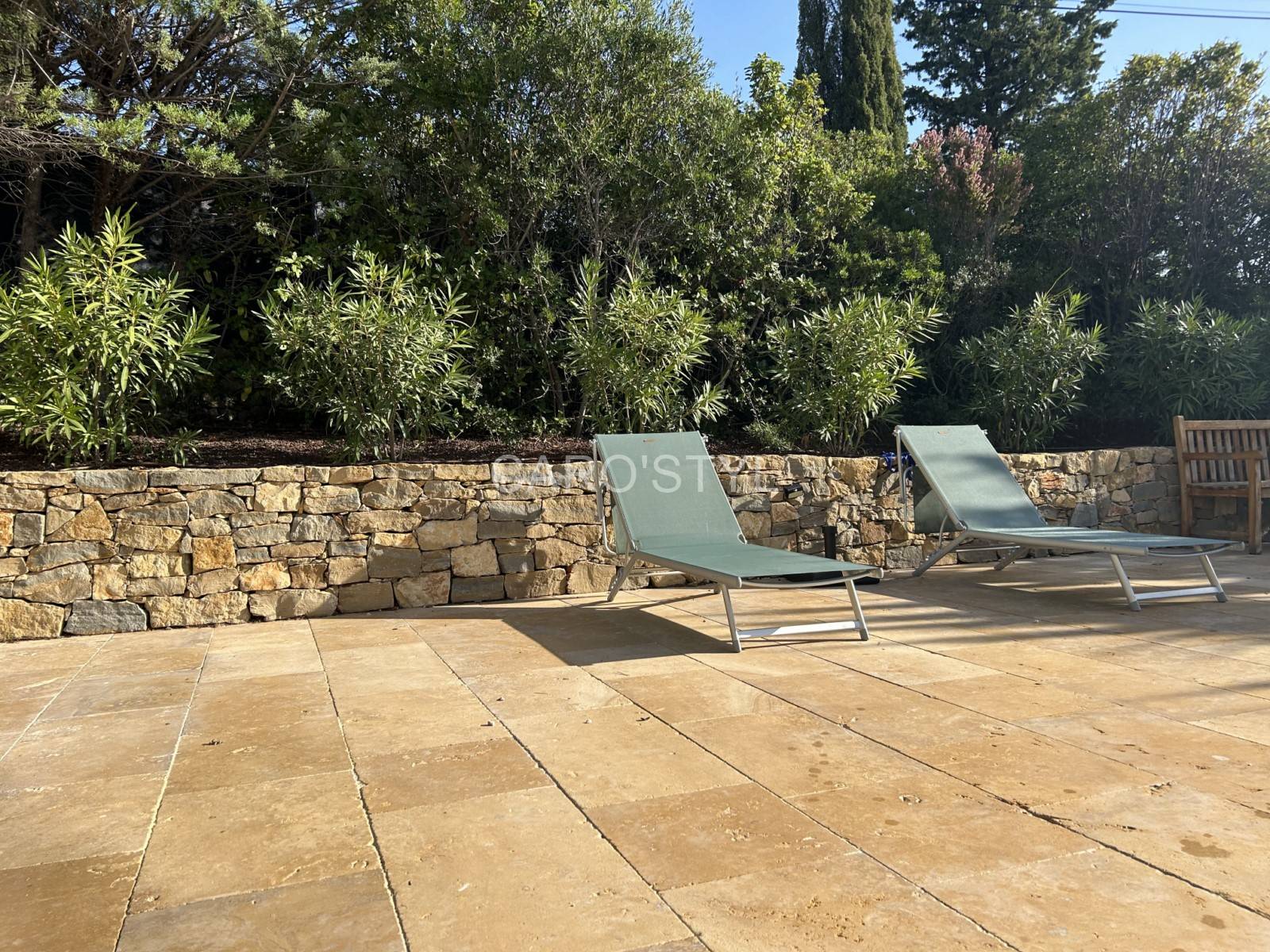 Sol extérieur antidérapant en pierre de Bourgogne dorée, idéal pour terrasse à Saint-Tropez