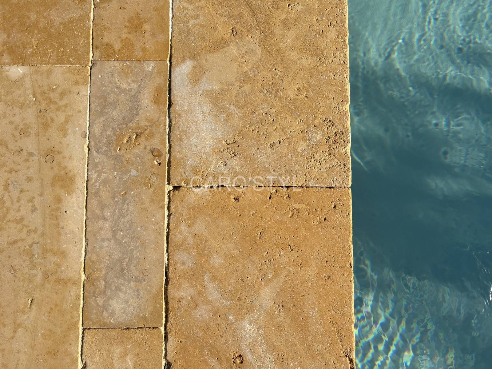 Margelle en Pierre de Bourgogne dorée autour de piscine à Sanary-sur-Mer, un luxe naturel