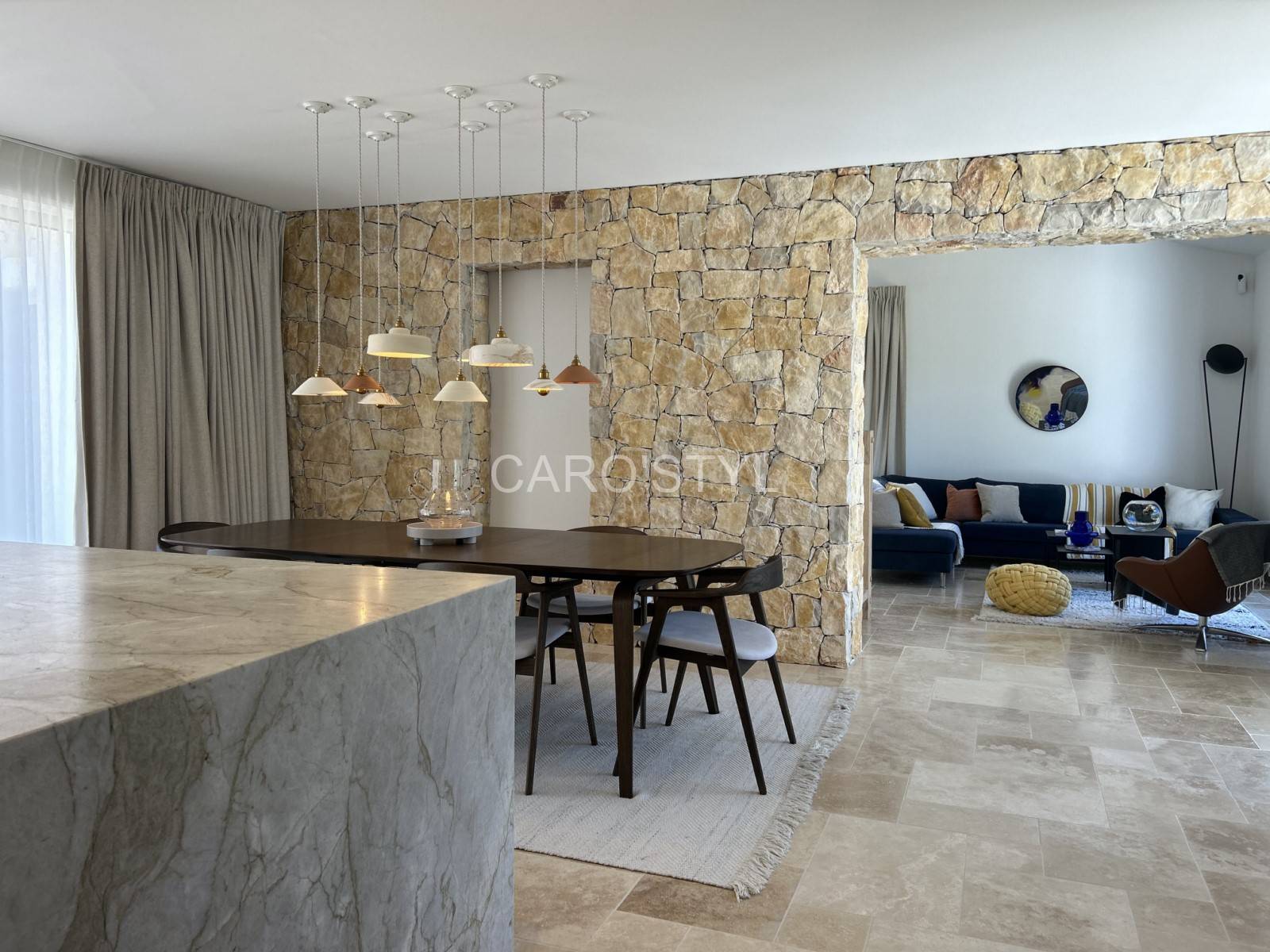 Cuisine design avec mur en parement Colorado – contraste entre pierre et mobilier contemporain