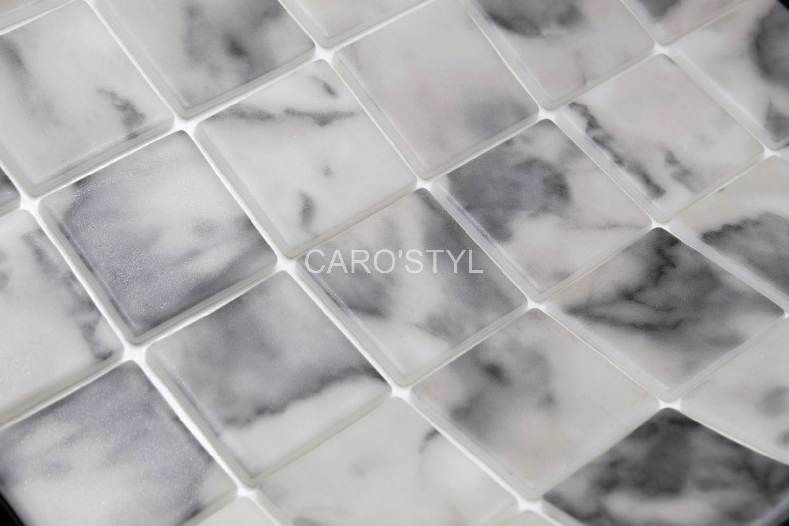 Mosaïque Reviglass Karma Smoky, un effet marbre blanc et noir pour sols et murs à Toulon