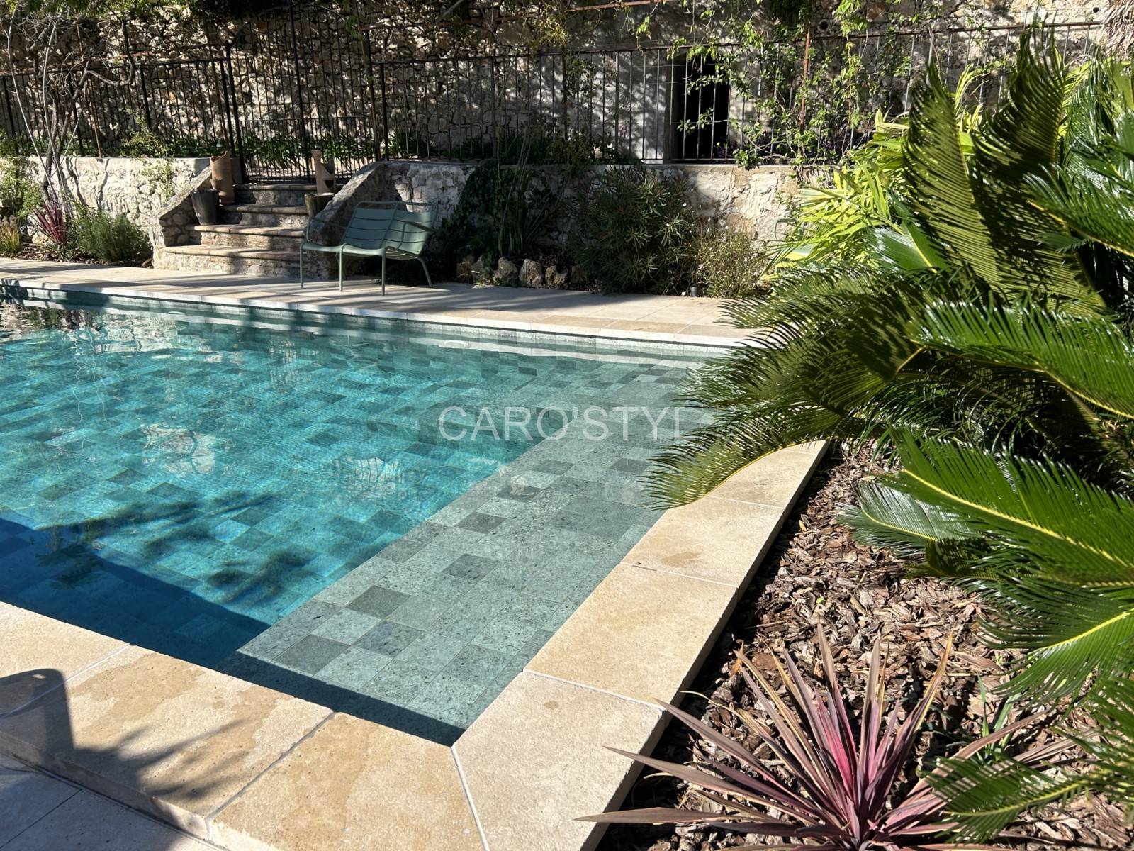 Pierre Sukabumi piscine effet lagon naturel extérieur Bordeaux