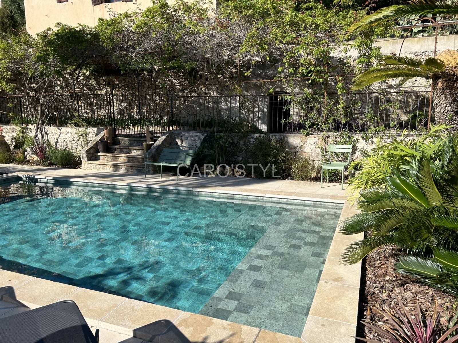 Piscine pierre Sukabumi effet lagon eau turquoise naturelle Marseille