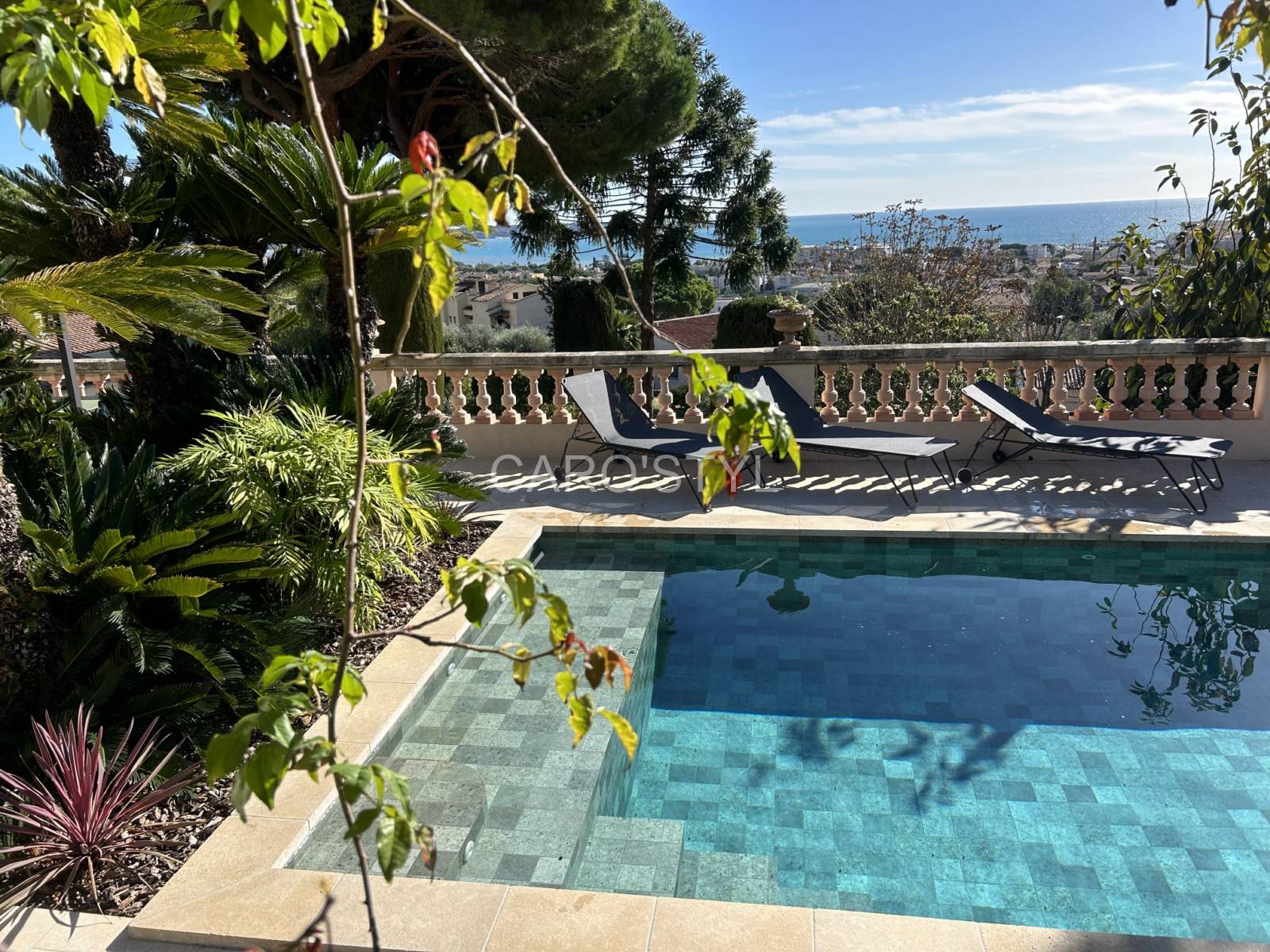 Piscine Sukabumi débordement eau émeraude carrelage Bali Lyon