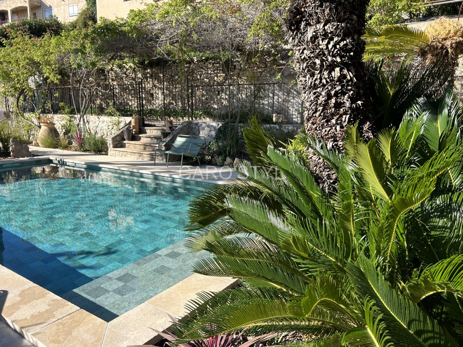 Piscine pierre de Bali eau turquoise naturelle villa luxe Lyon