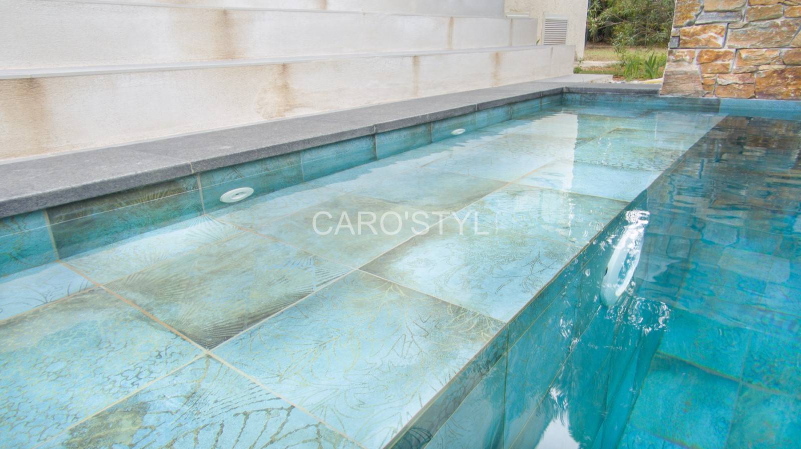 Une mini piscine tout en douceur avec le carrelage Lagoon décoré, à Toulon 83 Var