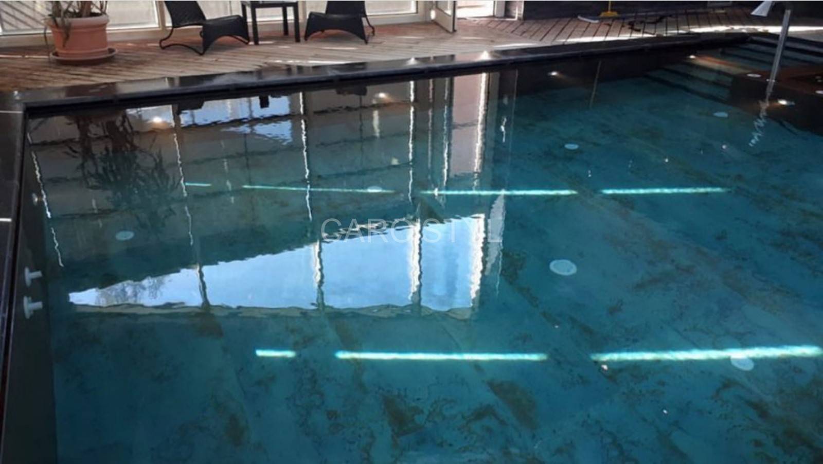 La Londe, une piscine avec un carrelage turquoise Zinc de chez Apavisa La Londe