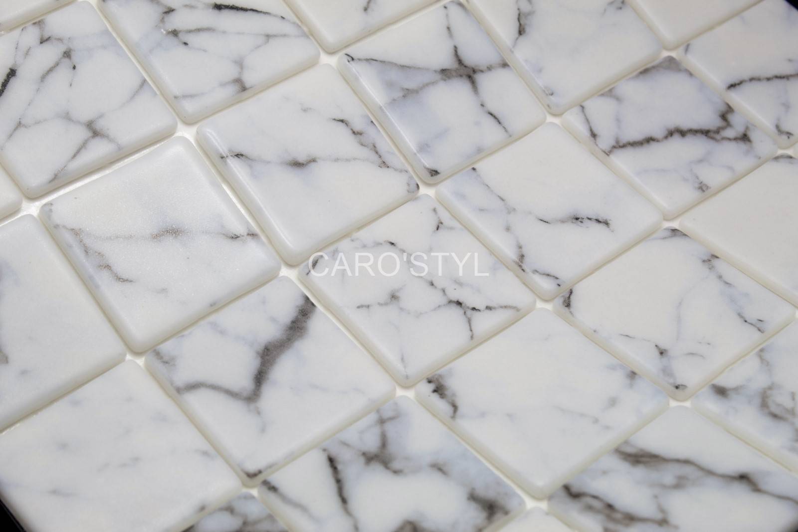 Mosaïque Reviglass Karma Calacatta effet marbre pour piscines à Hyères