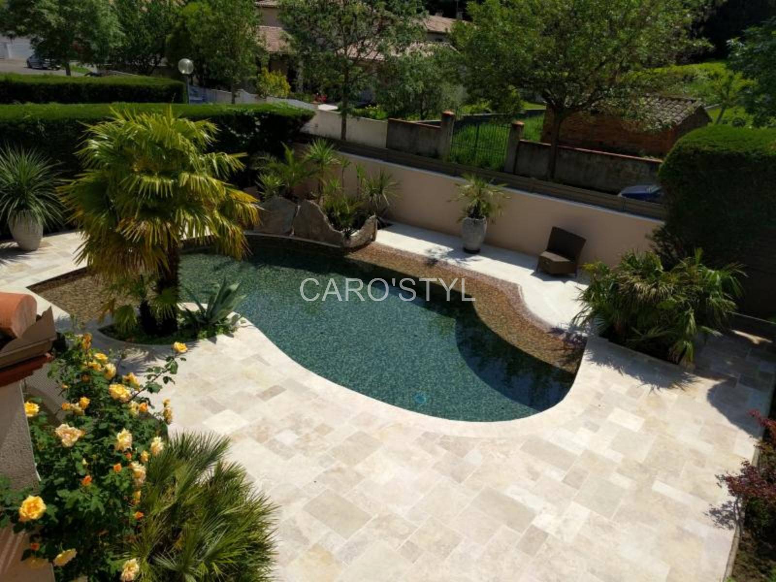 Mosaïque Ezarri Zen Riverstone un effet marbre naturel pour piscine à Toulon