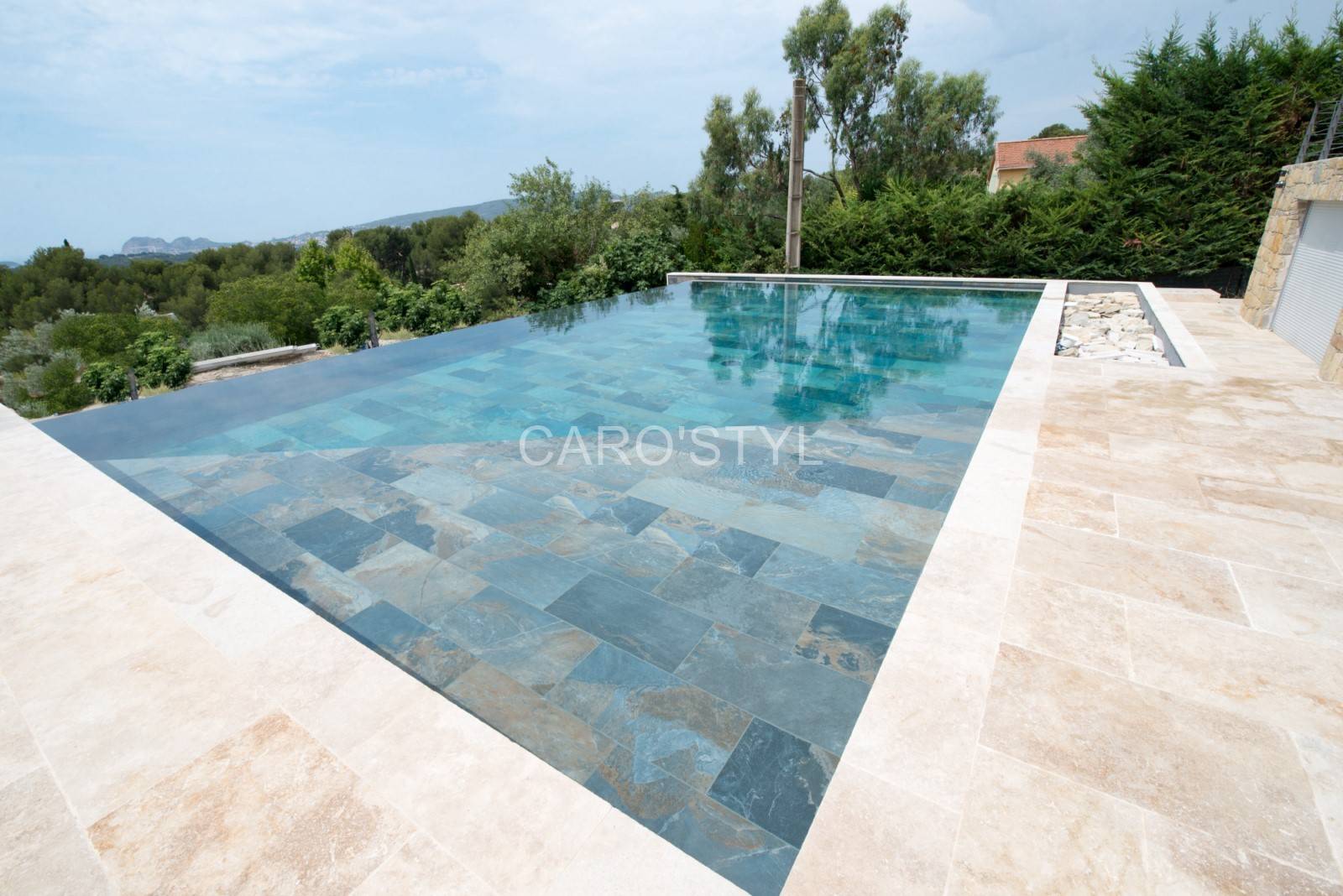 Pierre en travertin beige pour une piscine à Hyères