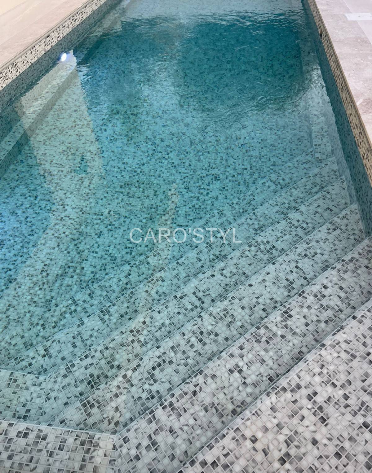 Mosaïque Reviglass Karma Smoky, un effet marbre blanc et noir pour votre piscine à Hyères