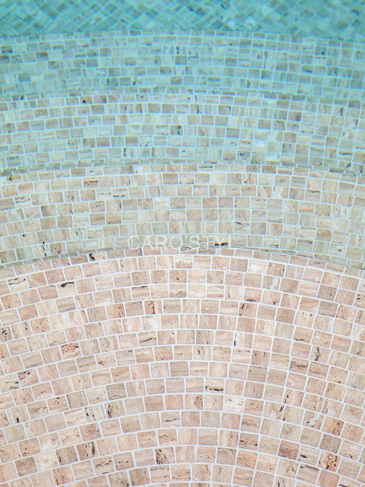 Mosaïque Ezarri Zen Travertino beige pour une piscine naturelle à Bandol Var 83