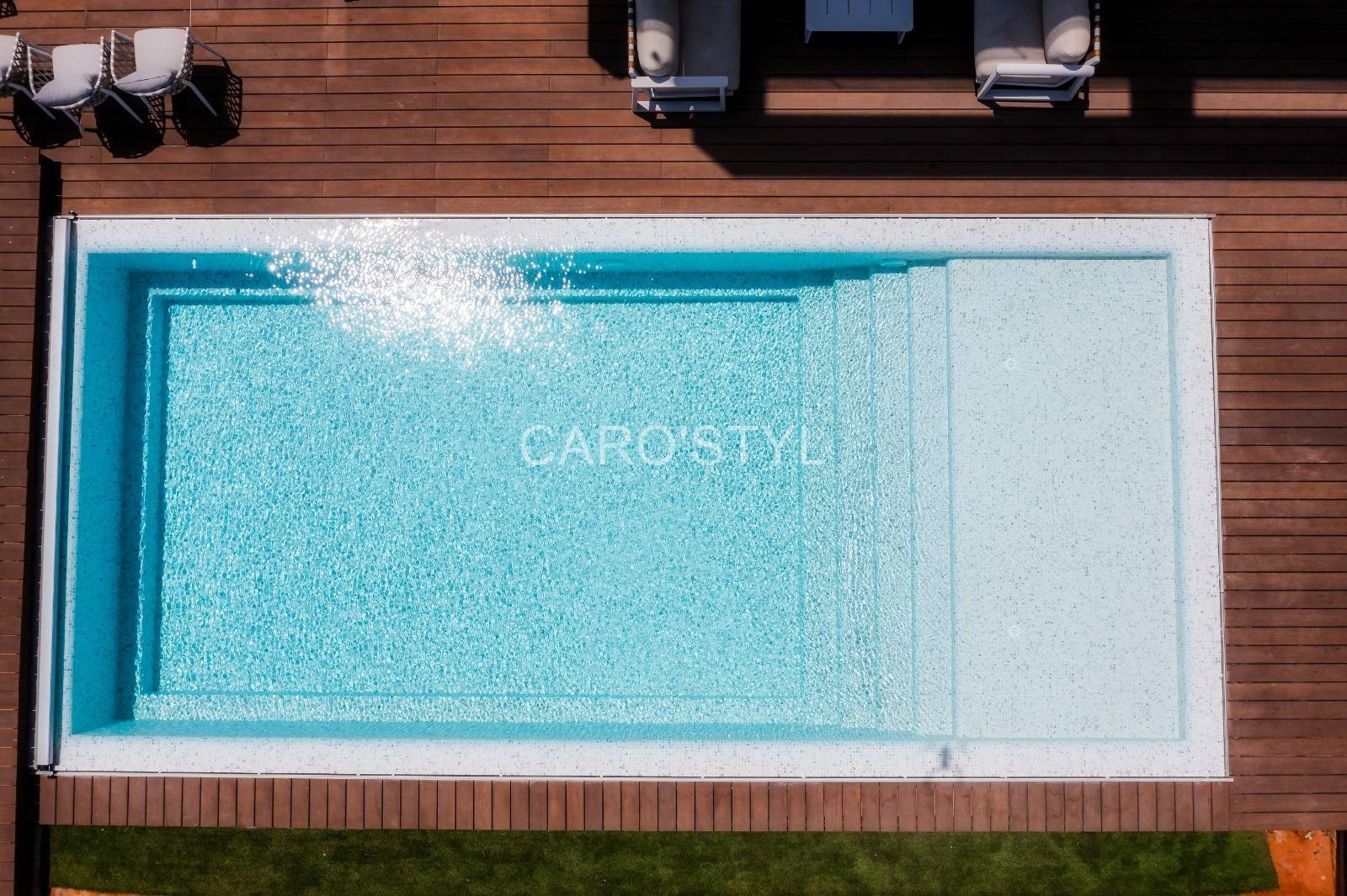 Mosaïque Reviglass Karma Calacatta pour une eau de piscine cristalline à Bandol