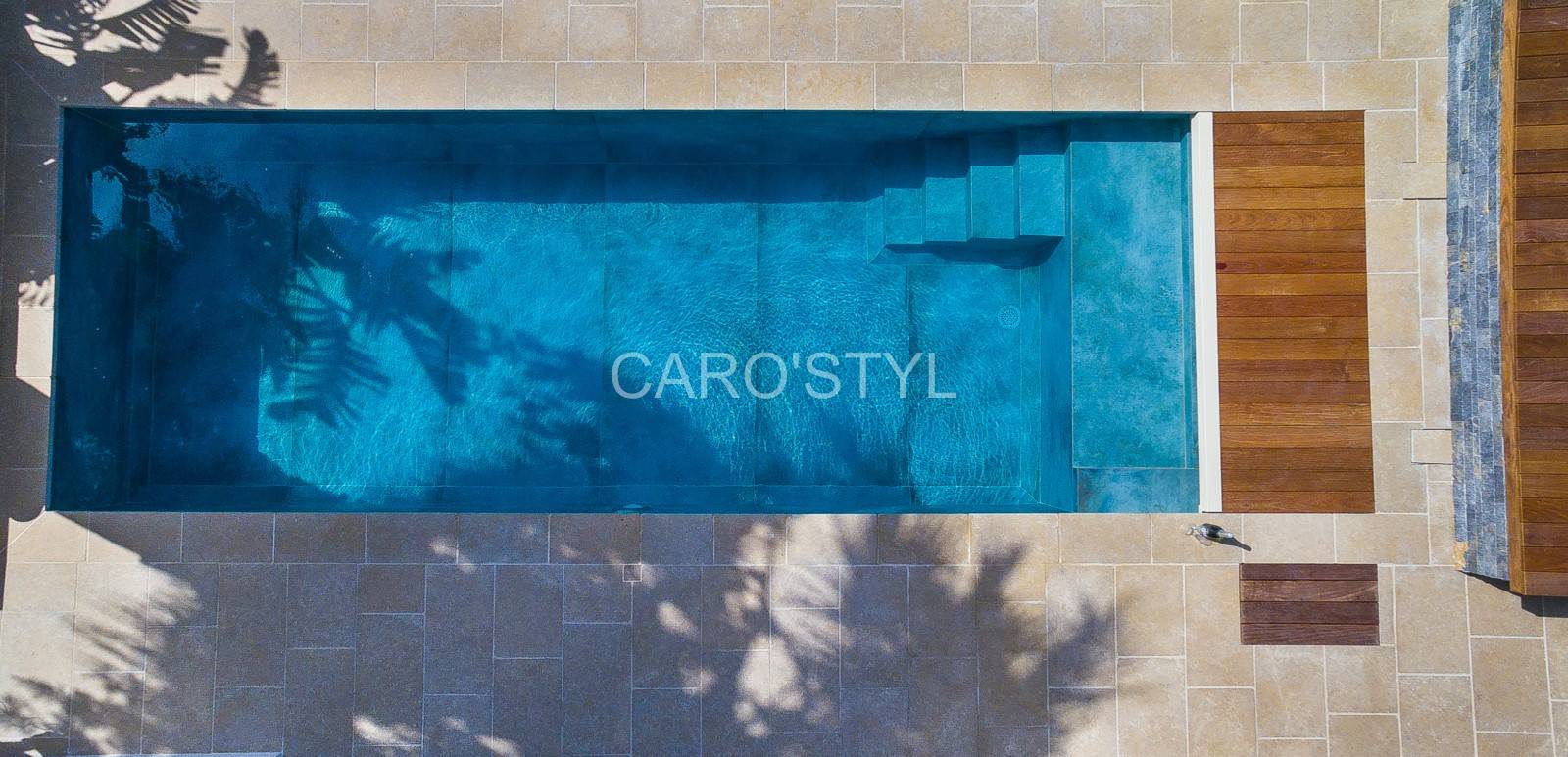 Une eau couleur turquoise avec le carrelage Lagoon, vers Le Pradet 83 Var