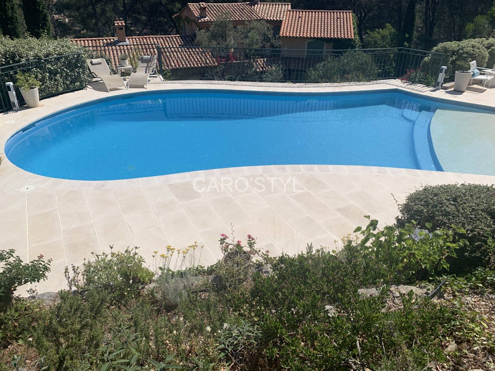 Plage de piscine en pierre de Bourgogne claire, vers le Plan de la Tour 83 Var