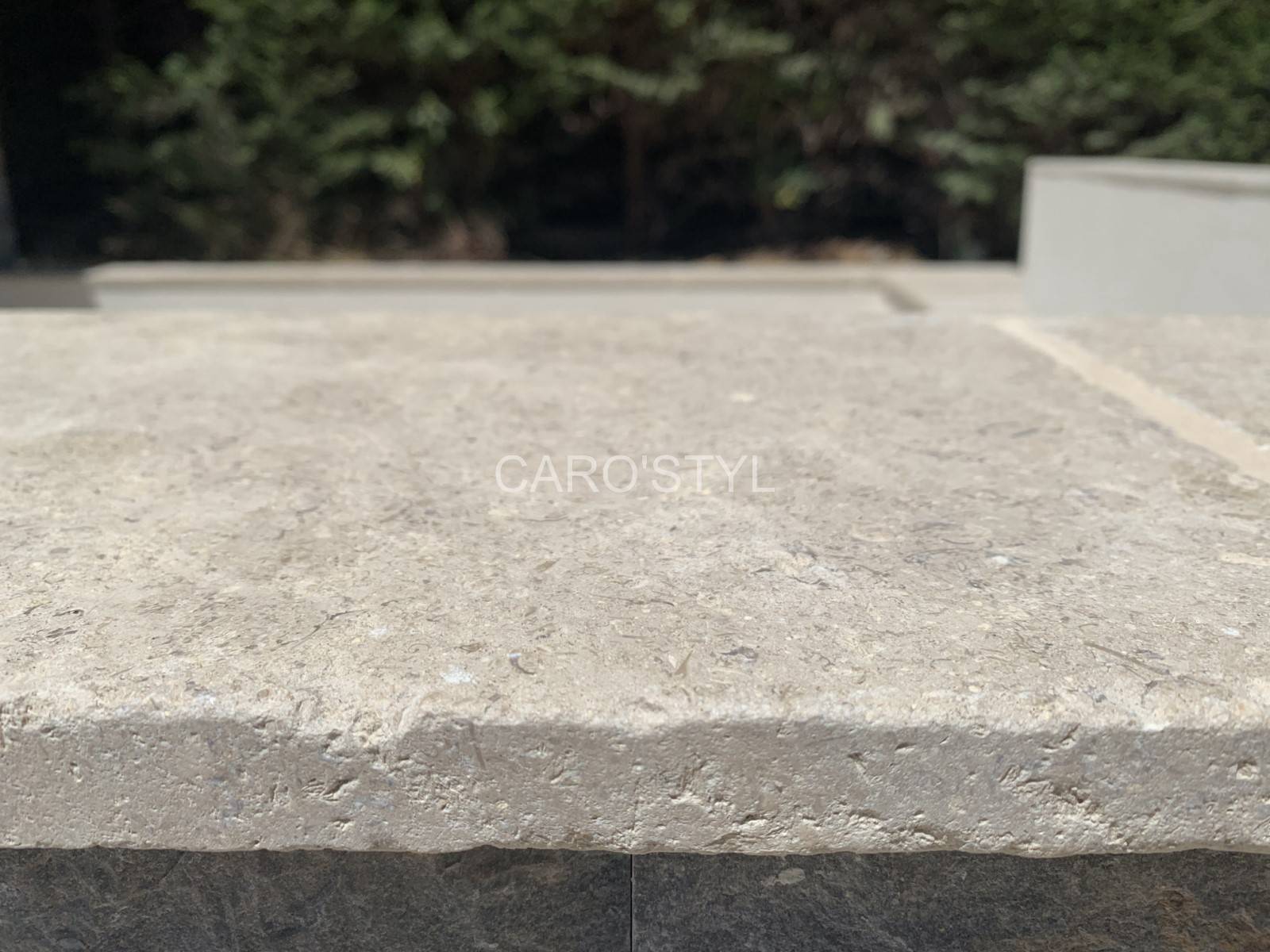 Poser une margelle en pierre naturelle beige, près de Bormes les Mimosas 83 Var