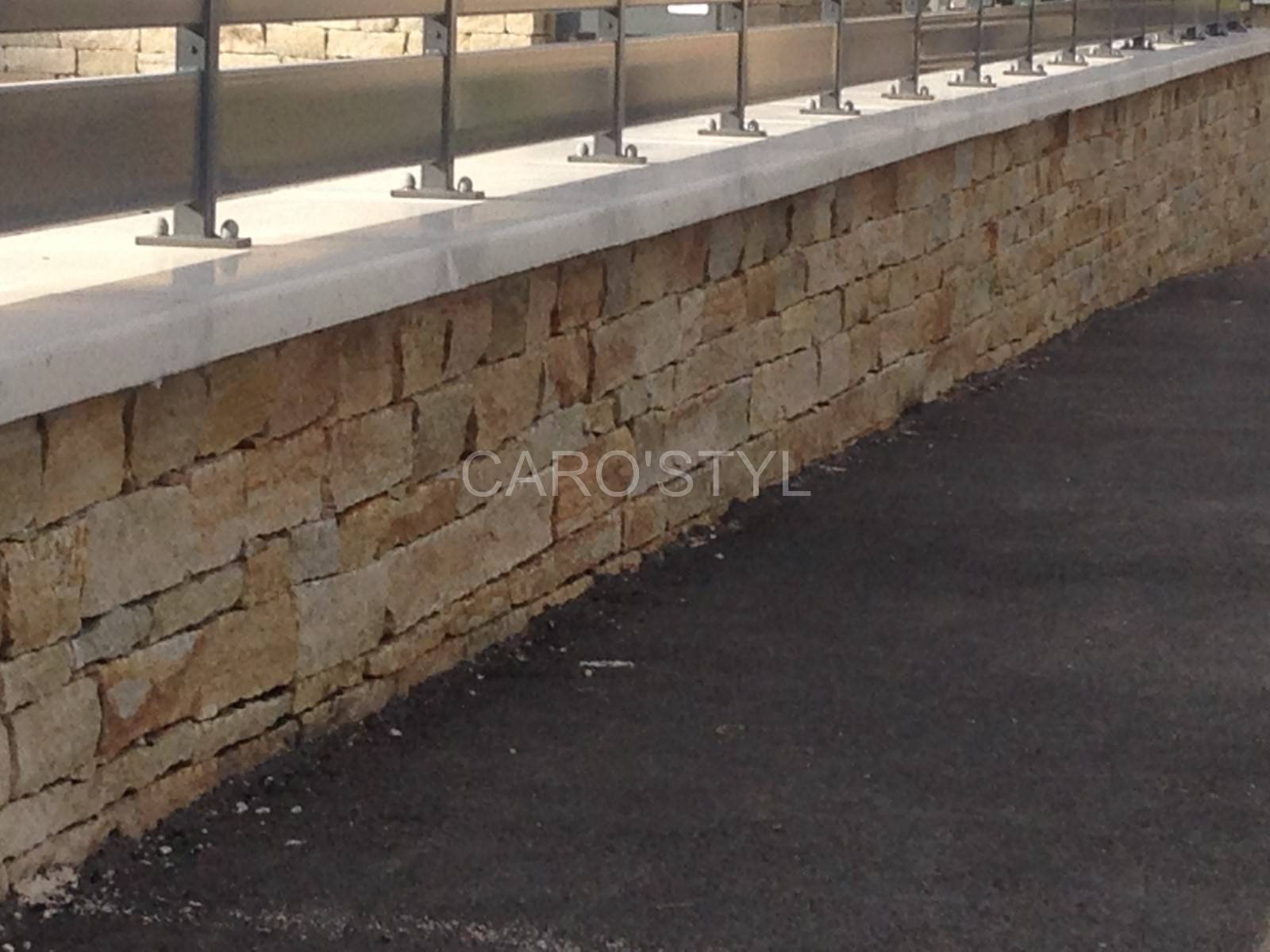 Mur de clôture habiller de pierres de Luserne, près de Sanary 83110 Var