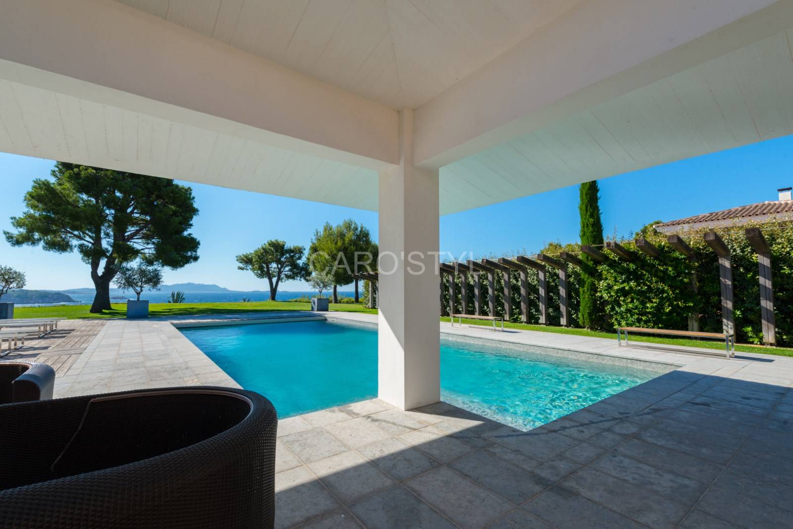 Carreler une piscine et ses abords avec une pierre naturelle grise antidérapante, près de Toulon 83 Var