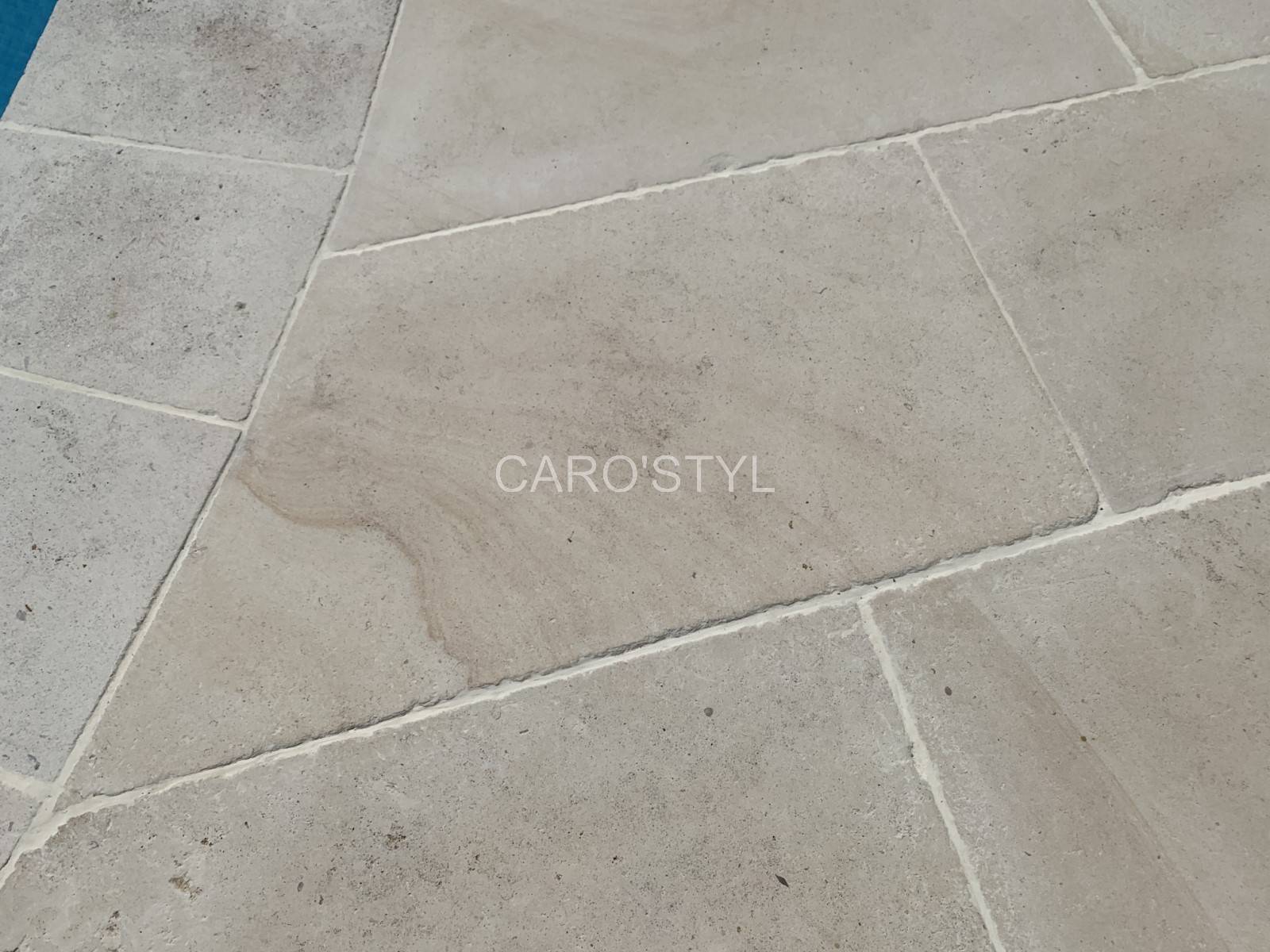 Margelle de piscine en pierre de Bourgogne claire légèrement rubanée dans le Var