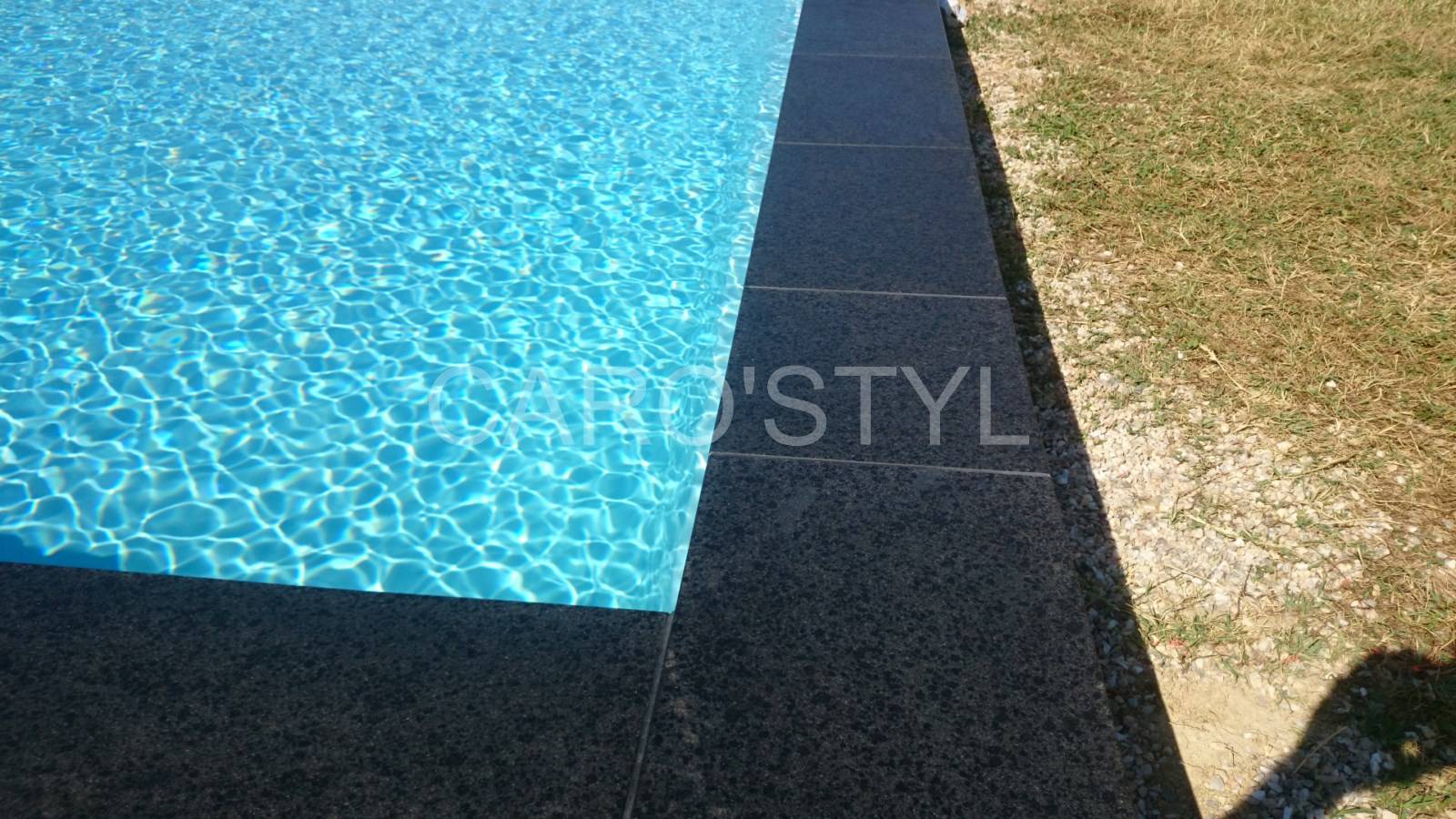 Margelle de piscine en pierre volcanique noire, pour piscine miroir, près de Allauch 13 Bouches du Rhône