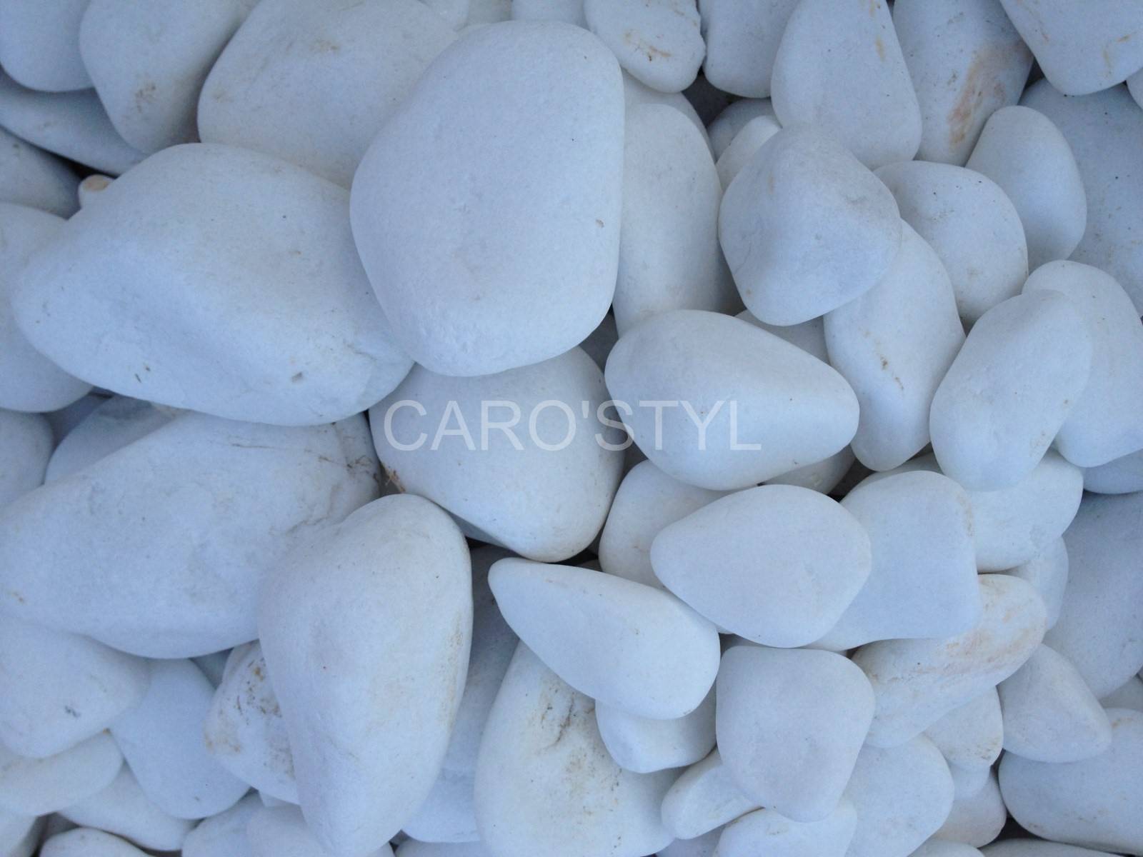 Galets de marbre blanc pur très tendance dans la décoration extérieure, vers Evenos 83 Var