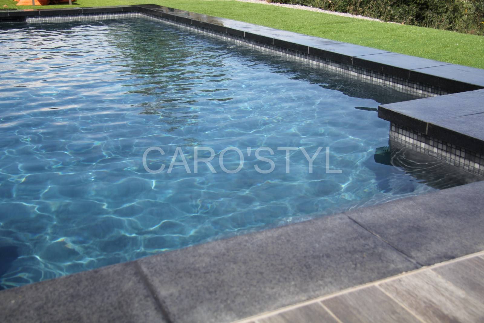 Margelle en pierre de lave, pour bassin contemporain, tendance 2019, près de Puget sur Argens 83 Var