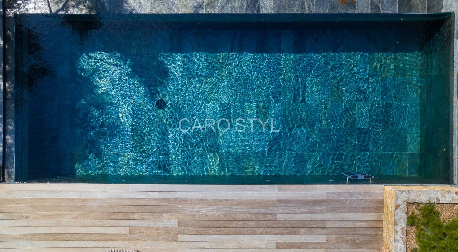 Opter pour une pierre magnifique pour sa piscine, la pierre Island Green, à Saint-Tropez 83 Var