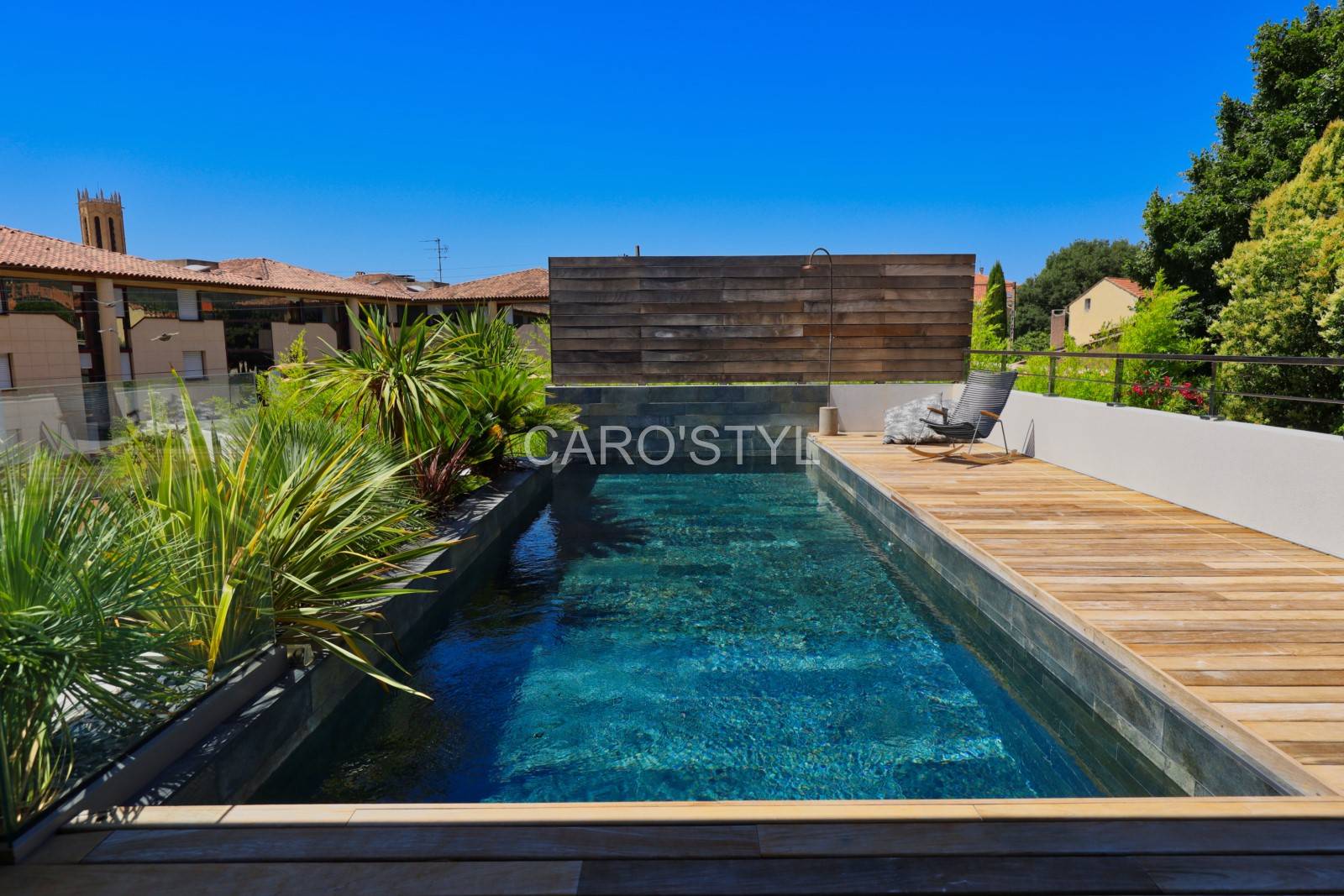 Piscine pierre Sukabumi effet lagon eau émeraude pierre de Bali Marseille